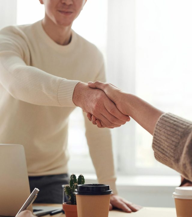 Apretón de manos en una reunión de negocios